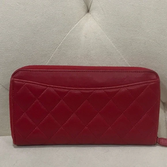 Chanel Red Quilted Lambskin Large Zippy wallet - Picture 4 of 8
